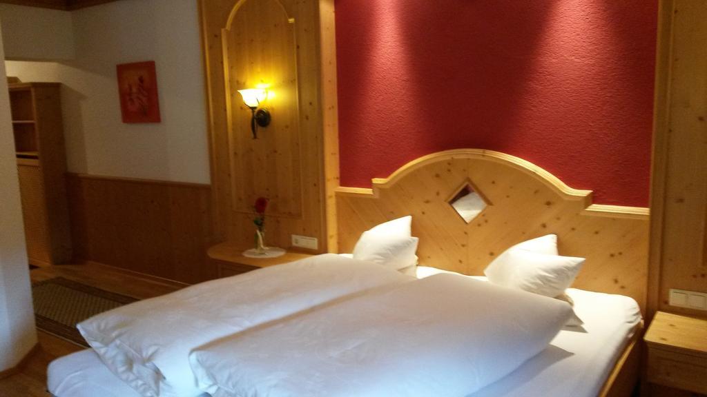 Gasthof Pension Traube Karres Rum bild