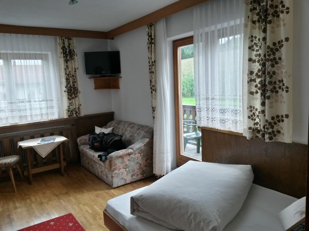 Gasthof Pension Traube Karres Rum bild