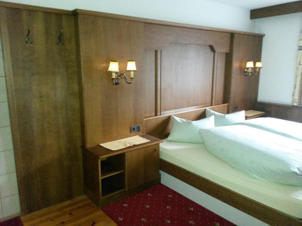 Gasthof Pension Traube Karres Rum bild