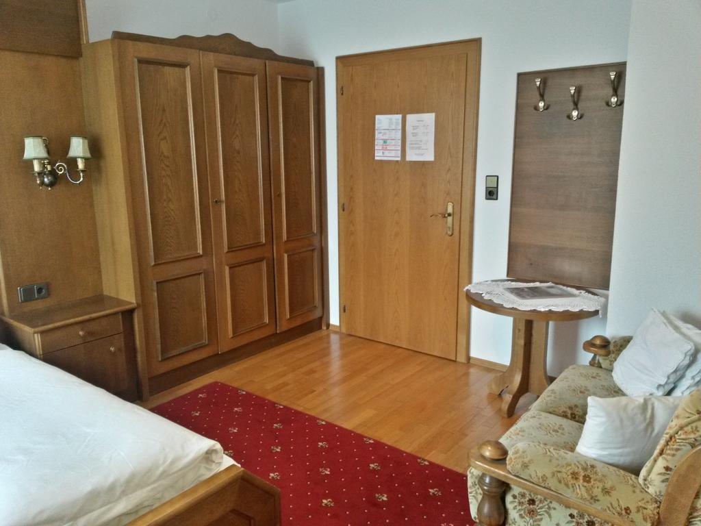 Gasthof Pension Traube Karres Rum bild