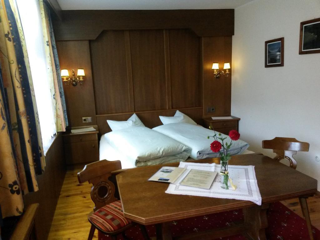 Gasthof Pension Traube Karres Rum bild