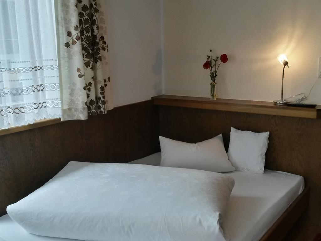 Gasthof Pension Traube Karres Rum bild