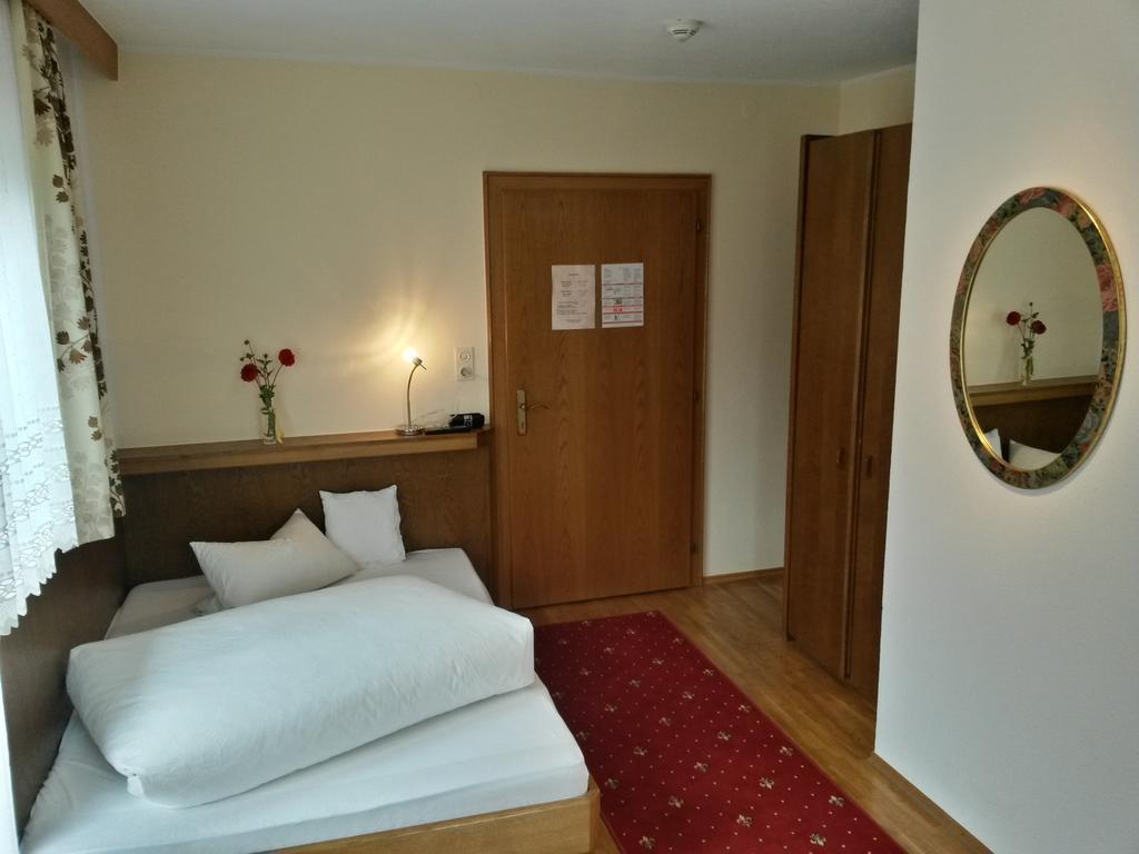 Gasthof Pension Traube Karres Rum bild