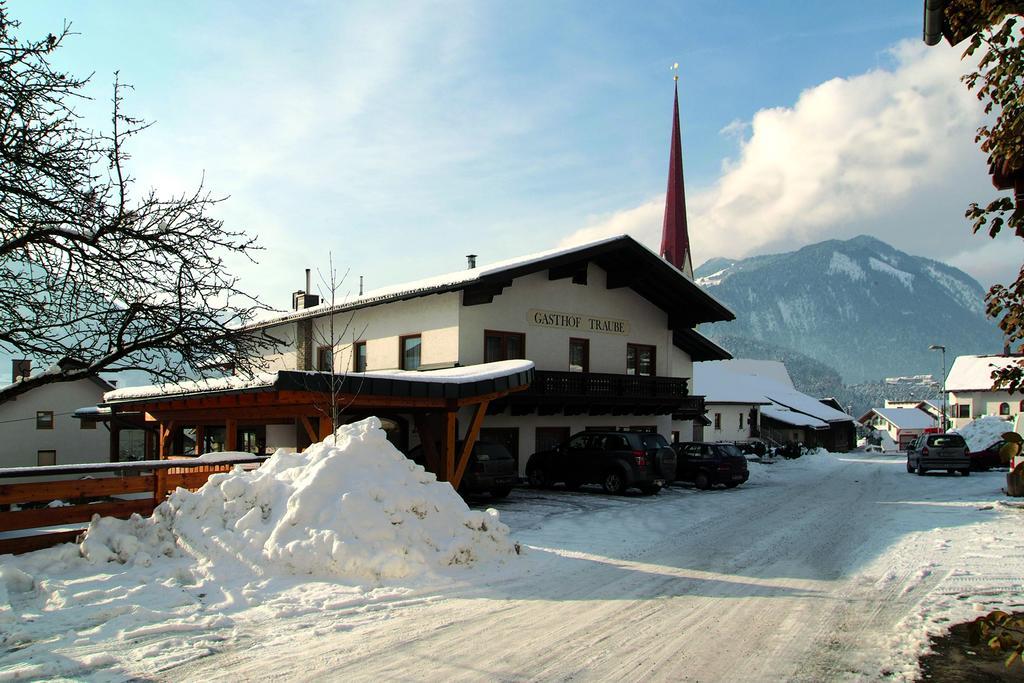 Gasthof Pension Traube Karres Exteriör bild