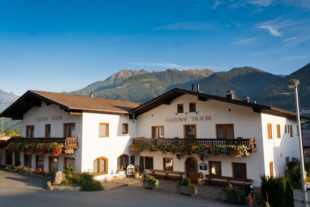 Gasthof Pension Traube Karres Exteriör bild