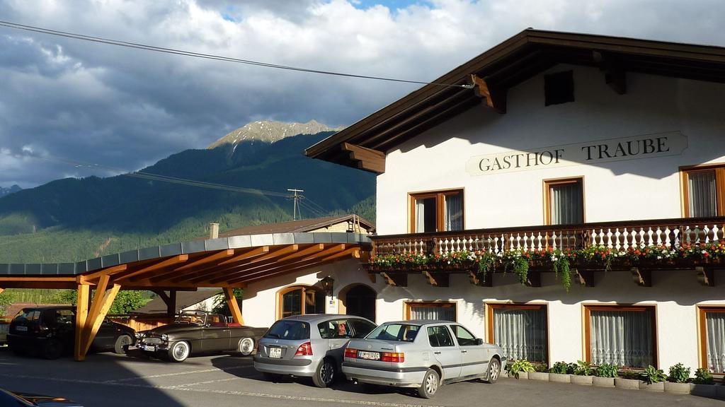 Gasthof Pension Traube Karres Exteriör bild