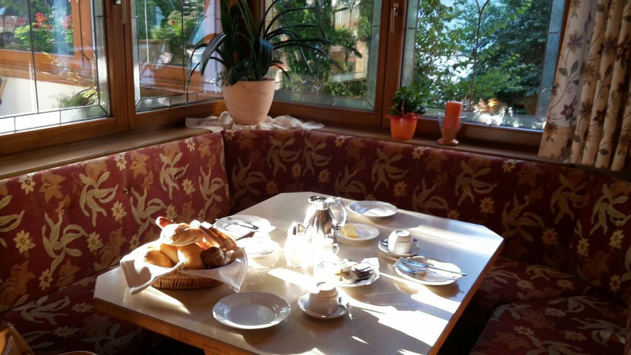 Gasthof Pension Traube Karres Exteriör bild