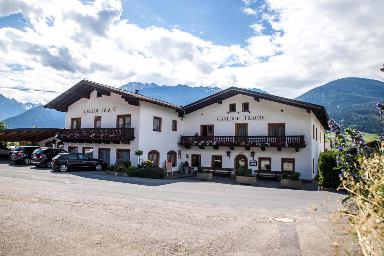 Gasthof Pension Traube Karres Exteriör bild