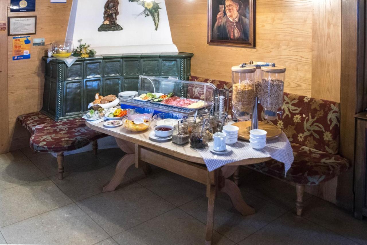 Gasthof Pension Traube Karres Exteriör bild