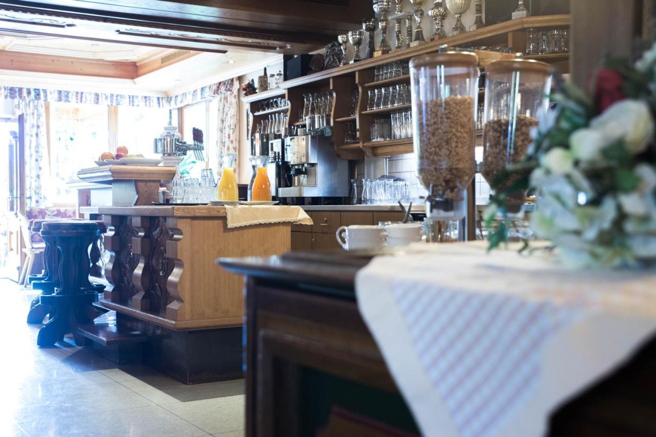 Gasthof Pension Traube Karres Exteriör bild